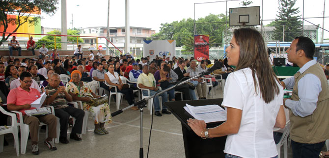 Metrocali atendi� inquietudes de la Comuna 11, en consejo comunitario