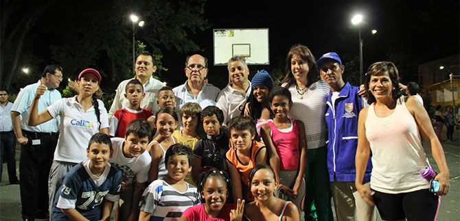 Gracias a la luz blanca, ni�os y j�venes de la comuna 10 vuelven a sus parques