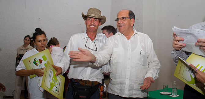 Secretar�a de Vivienda promueve titulaci�n gratuita de predios en comunas 1, 18 y 20