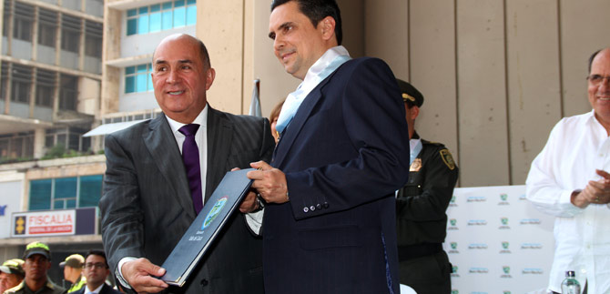 Condecorado Secretario de Gobierno de Cali con medalla al M�rito Vallecaucano