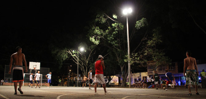 Cerca de 480 parques con luz blanca ha entregado la Alcald�a en Cali