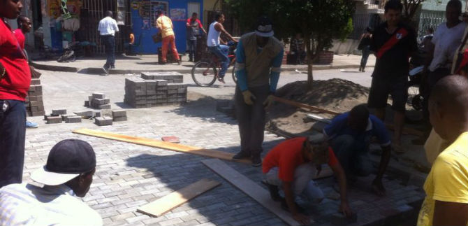 Programa de adoquinamiento que incluye a j�venes vulnerables se consolida en Mojica