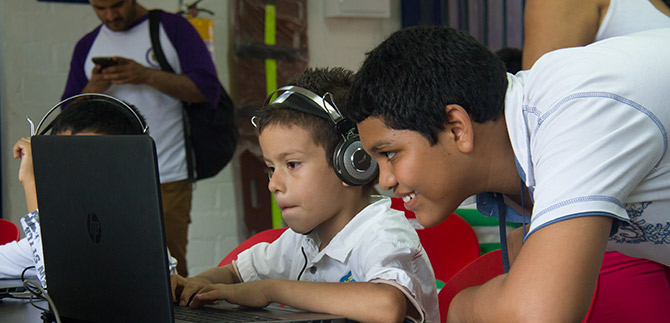 Alcalde visita Expotit@, certamen de creatividad de estudiantes cale�os