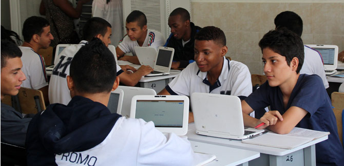 Alcald�a transforma sistema de educaci�n; entrega primeras 48 aulas tecnol�gicas