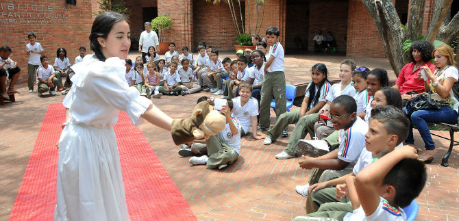 T�teres y teatro en celebraci�n de la fiesta del ni�o