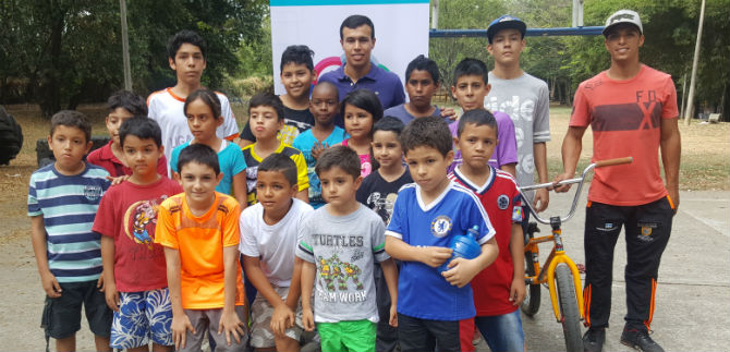 �scar Andr�s Tunjo comparte con ni�os de los centros de iniciaci�n y formaci�n