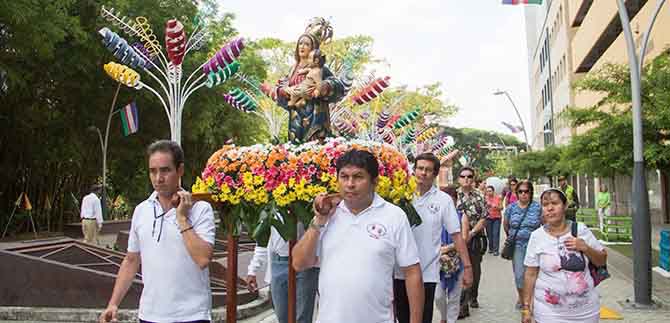 Procesi�n da inicio a misa de mi pueblo