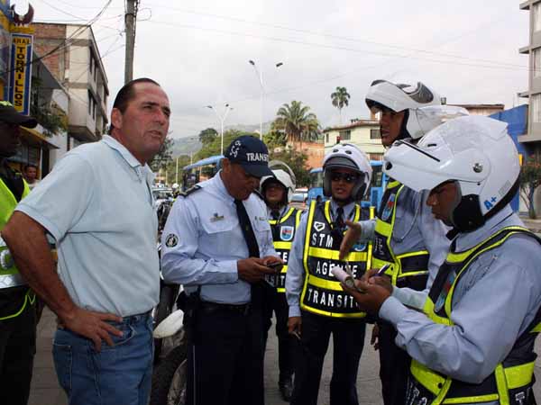 Tr�nsito regular� servicio de recolecci�n de residuos, en principales de v�as de Cali