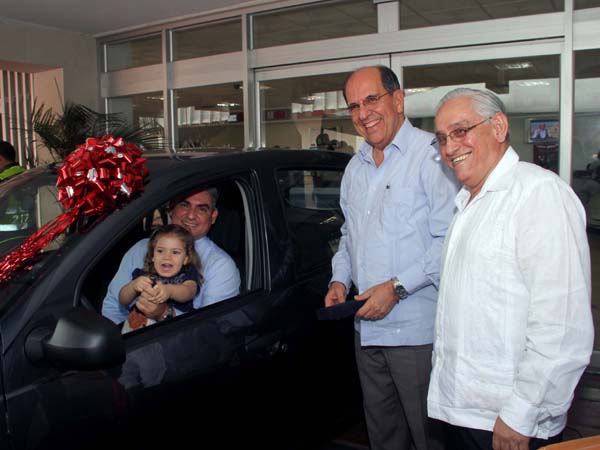 Cultura tributaria los condujo a ganarse un carro