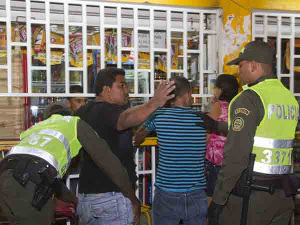 Cierre de locales, comparendos e incautaci�n de armas, durante toque de queda para menores en las comunas 13, 15 y 16