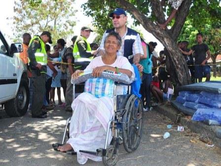 La Alcald�a de Cali entreg� ayudas a las 22 familias damnificadas por el incendio en Brisas del Bosque