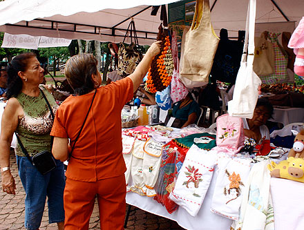 D�a Internacional del Artesano, con �Plazas y Parques�
