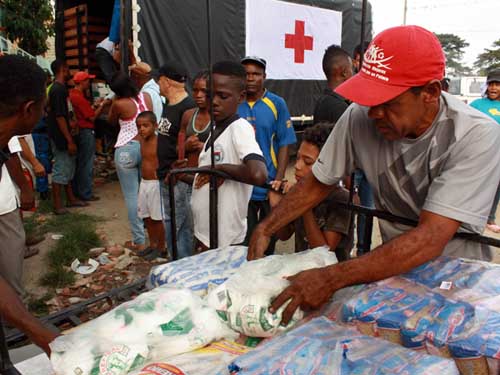 Administraci�n Municipal entreg� ayudas humanitarias a damnificados por incendio en el Distrito de Aguablanca
