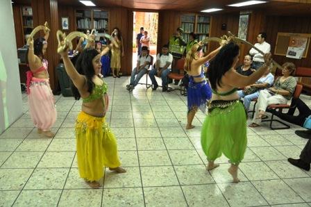 El Centro Cultural de Cali, a ritmo de danza �rabe con talleres para personas con discapacidad