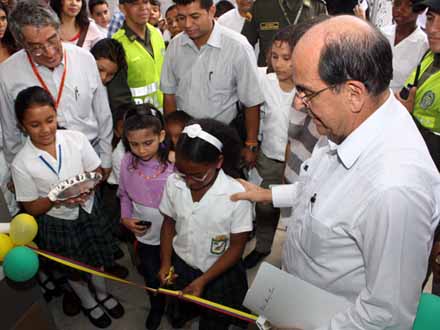 Alcald�a entreg� nuevas instalaciones educativas en la Comuna 07