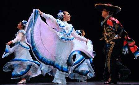 El teatro Los Cristales vibr� con el folclor de Colombia, Chile, M�xico y Ecuador
