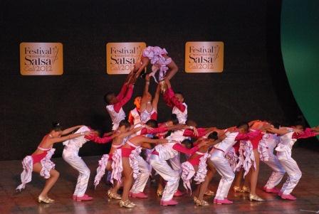 �El Mundialito� de salsa hizo vibrar a 15 mil cale�os: los ni�os le pusieron colorido al Festival Mundial