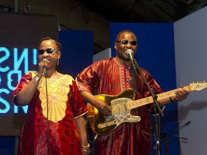 El sabor y el ritmo africano, hicieron vibrar al teatro Los Cristales con Amadou y Mariam