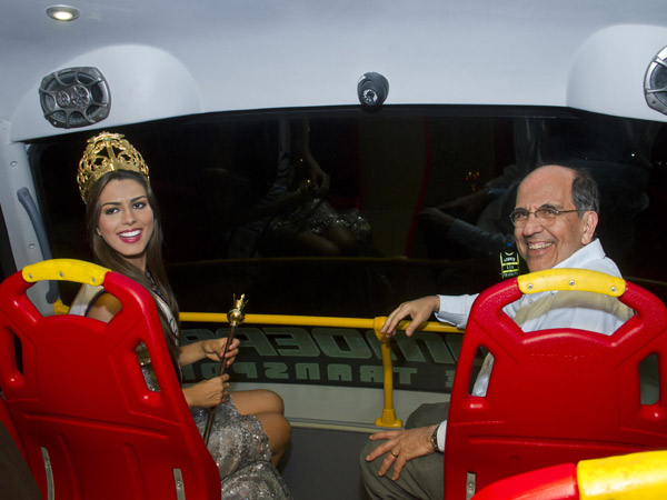 El Alcalde recibi� a la reina de Colombia en un bus tur�stico