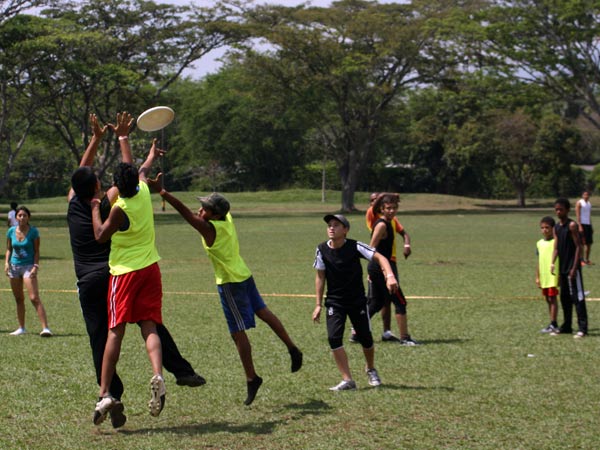 Estudiantes de instituciones oficiales promueven la convivencia jugando con discos voladores