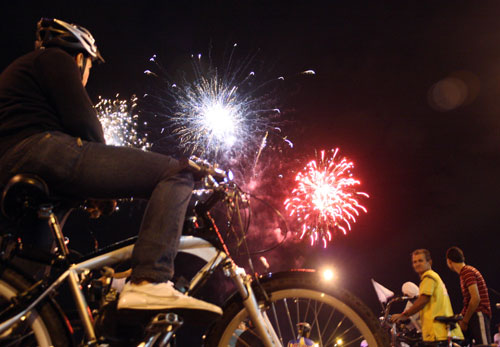 Cale�os se gozaron la Noche de las Velitas, pedaleando y caminando por la Ciclovida