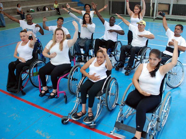Bailarines de salsa en sillas de ruedas: programa de la Secretar�a de Cultura y Turismo, de Cali