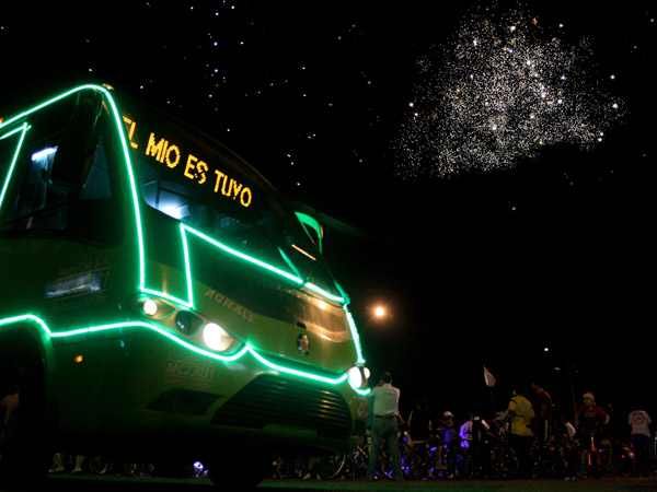 La Navidad rueda por Cali en buses llenos de luz