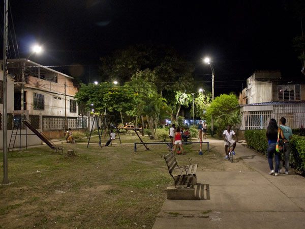 Con luz blanca, vuelve la seguridad a parque del barrio El Calipso