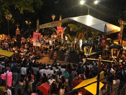 Prendas y artesan�as, en una pasarela en la Loma de la Cruz