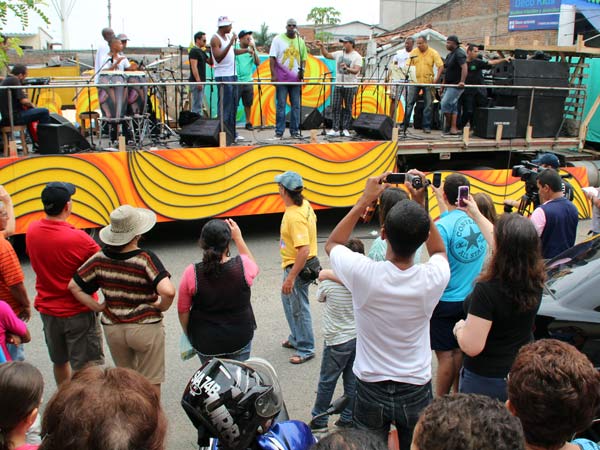 La alegr�a de la Feria se anticip� en el sur cale�o por el Grupo Niche