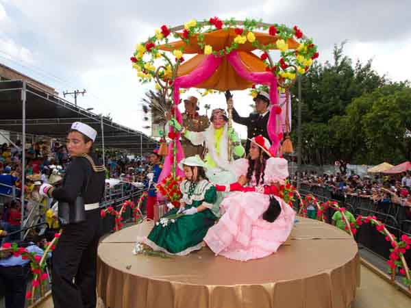 El alma de �Jovita� volvi� al Desfile del Carnaval de Cali Viejo: fue la diva en el recorrido