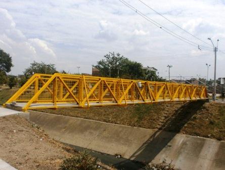 Nuevo puente peatonal, al servicio de la comunidad del oriente de Cali