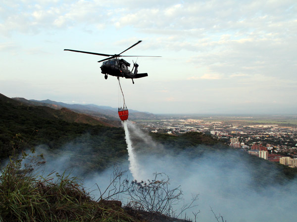 Con helic�ptero de la Fuerza A�rea, se combaten emergencias; restricci�n para sobrevolar cerros tutelares