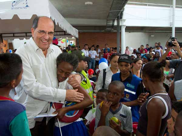 El Alcalde garantiza la seguridad en el colegio Isa�as Duarte Cancino