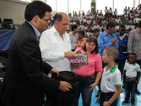 �Paquetes escolares traen esperanza a estudiantes de familias desplazadas�: Alcalde