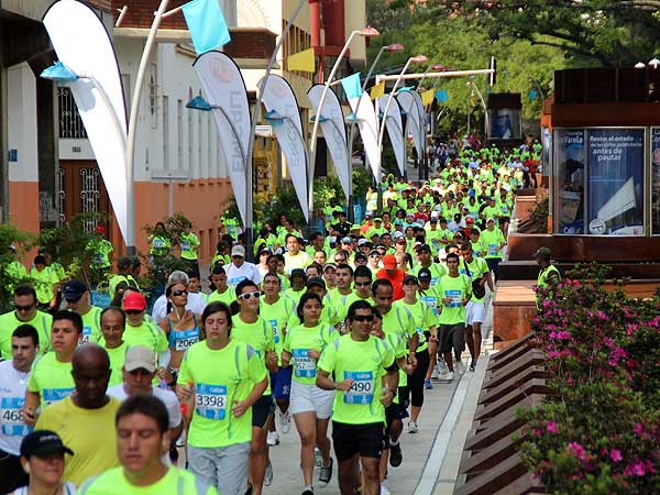 Con la Carrera de los 10K de la Luz, Cali reafirm� este domingo su compromiso con la salud y el deporte