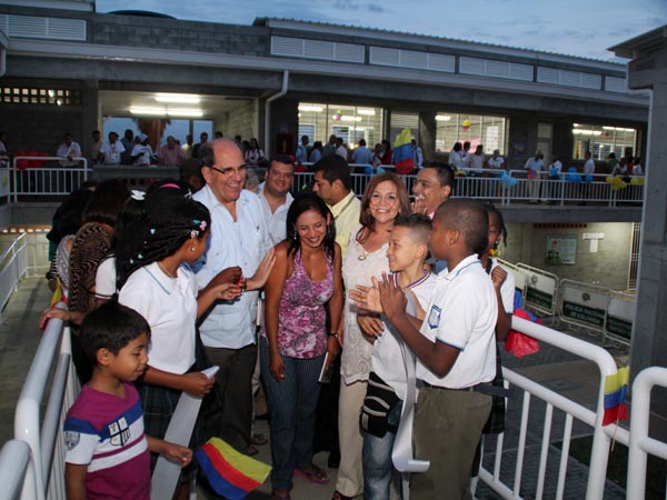Alcalde inaugur� obras en instituci�n educativa, en consejo comunitario de la comuna 16