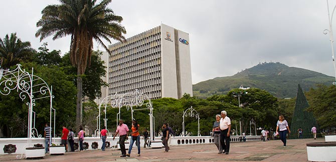 Puente Ortiz est� de nuevo al servicio de los peatones