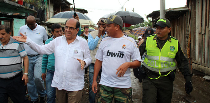 Alcalde y gabinete Municipal realizan intervenci�n social en la comuna 15