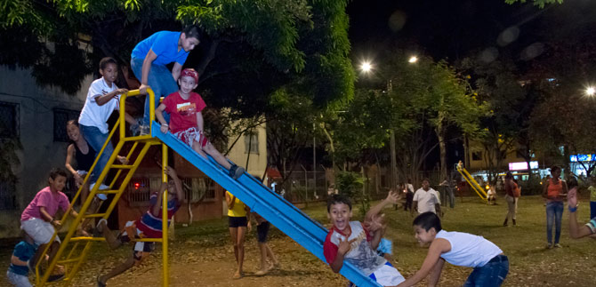 Cambio de iluminaci�n de parques une a habitantes de la comuna 2