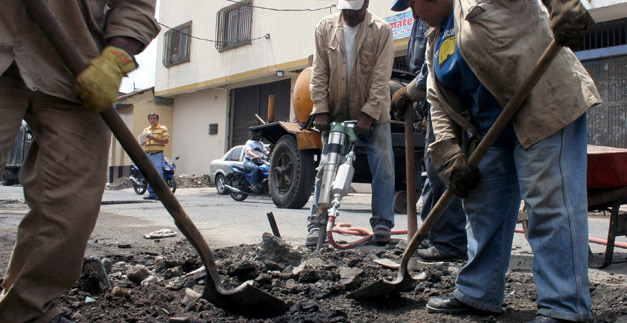 V�as de la comuna 12 de Cali son intervenidas con bacheo