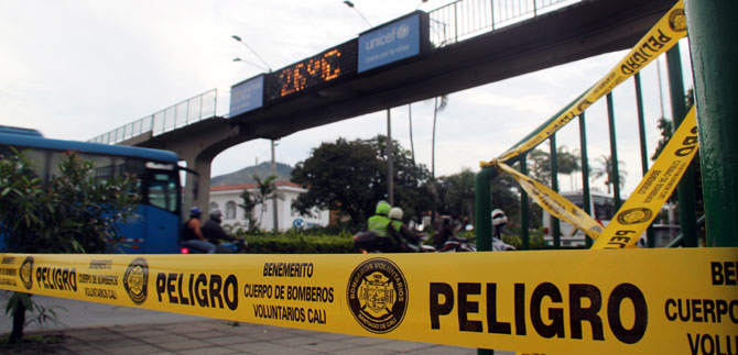 En prevenci�n, cierran puente peatonal averiado en la calle 5; paso normal por la v�a