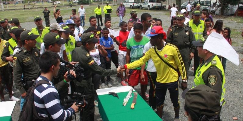 J�venes del oriente de Cali deponen sus armas y le apuestan a la paz y convivencia