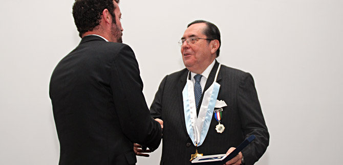 Alcald�a exalta y reconoce a Rodrigo Velasco como cale�o con vocaci�n de servicio