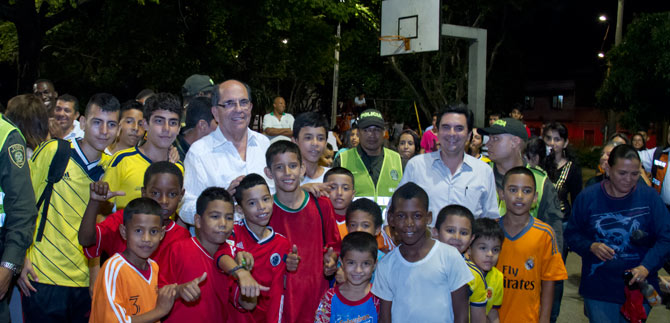 Gracias a la luz blanca, j�venes y ni�os de la comuna 9 juegan f�tbol con m�s seguridad
