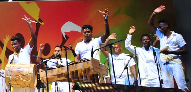 Visitantes del Petronio pueden tocar marimba