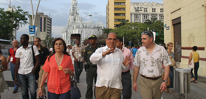 Alcalde muestra hitos cale�os a participantes al VI Foro de Seguridad