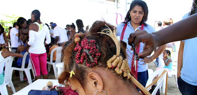 En torno a peinados afro se integran culturalmente habitantes del oriente cale�o