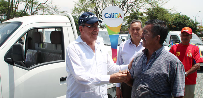 Alcald�a hace segunda entrega de camionetas; 38 carretilleros estrenan veh�culos