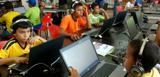 Ense�an programaci�n b�sica en el receso estudiantil, en la Biblioteca Nuevo Latir